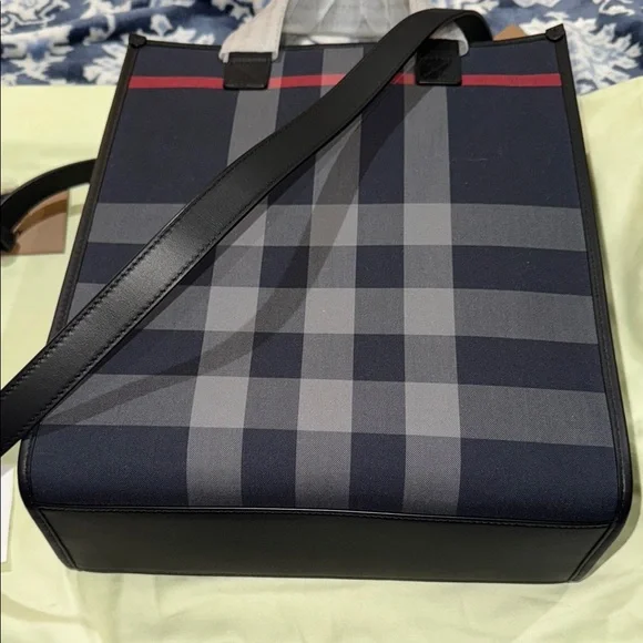 Men’s or Women’s Burberry Navy/Grey Checkered Tote/Messenger Bag! Brand NewW bag